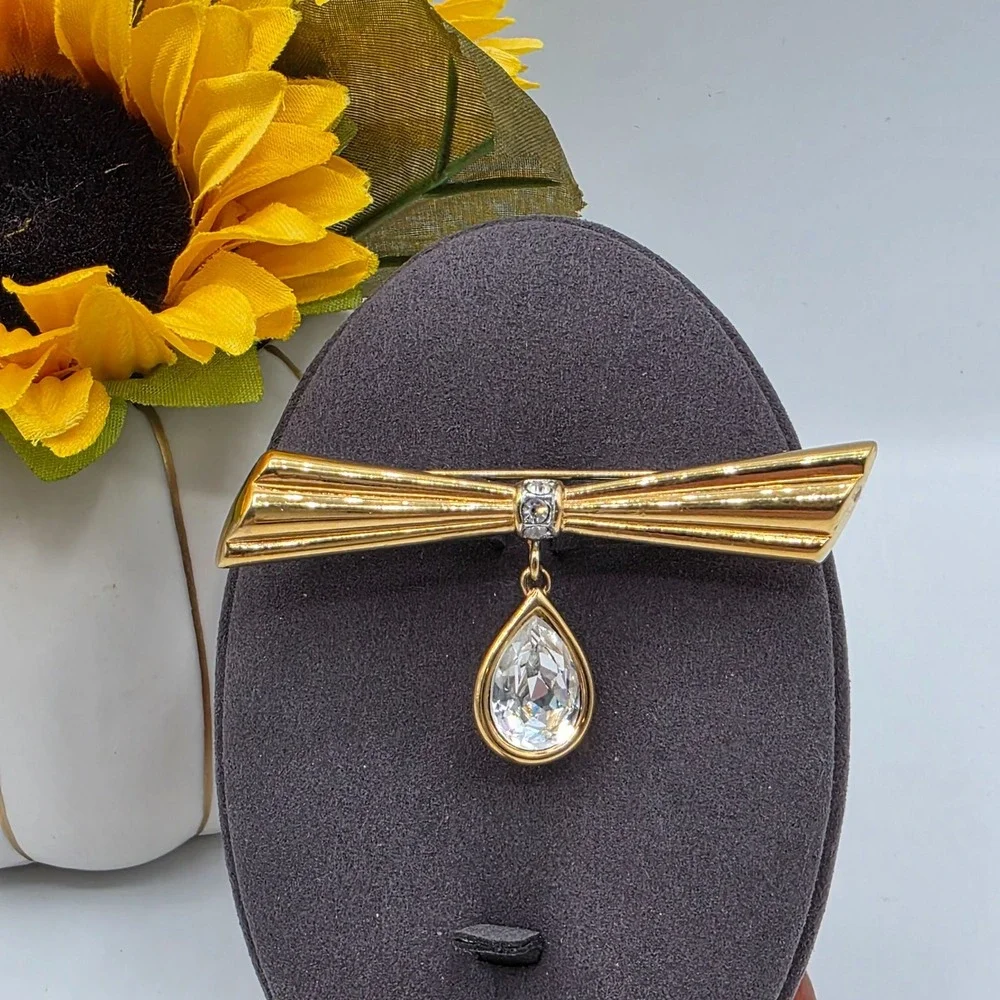 Monet‎ Gold Tone Bow Brooch with Teardrop Crystal Dangle Pin Vintage Signed
